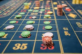 Tampilan aplikasi mobile kaki4d menampilkan meja live baccarat dan opsi navigasi